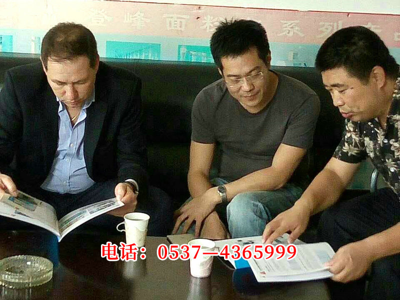 給阿根廷客商和翻譯細(xì)心講解.jpg