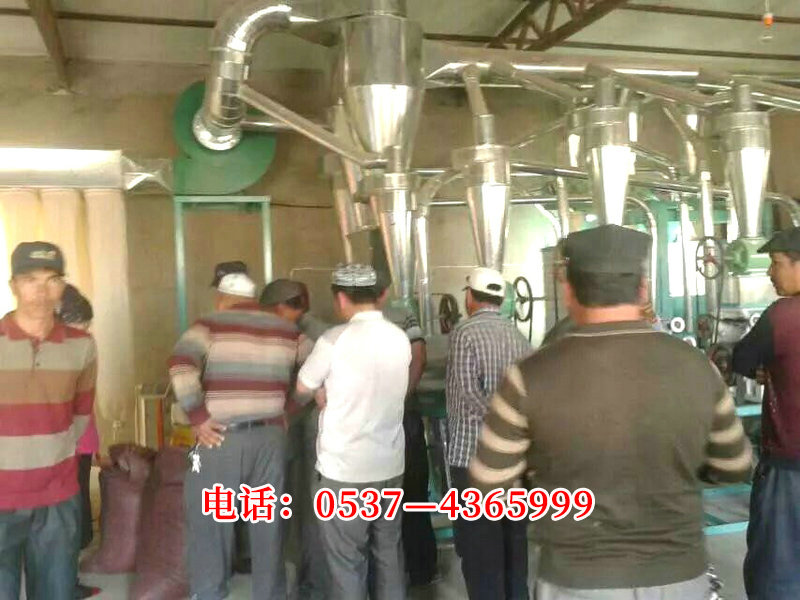 巴楚3家客戶參觀面粉機(jī).jpg